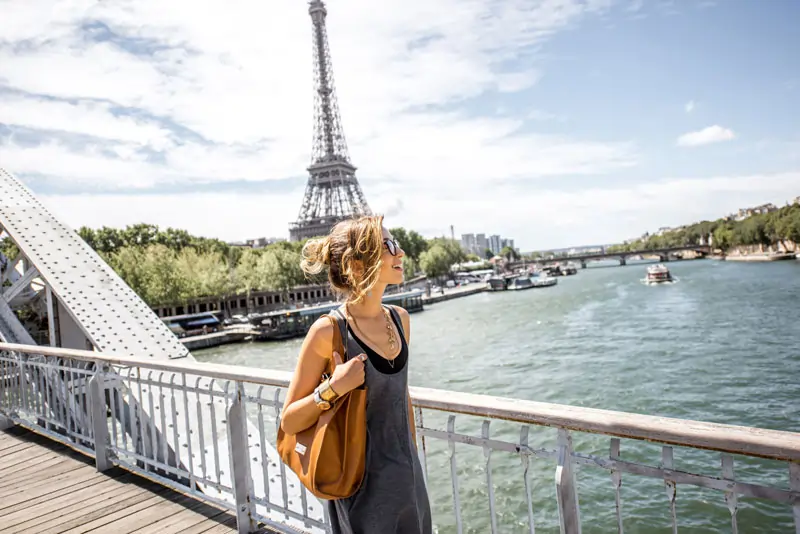Frau geht in Paris spazieren, nachdem er sich für die andere entschieden hat.