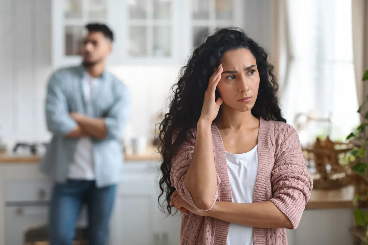 Frau und Mann in einer angespannten Situation – Unsicherheit und emotionale Distanz in einer Affäre mit einem verheirateten Mann.